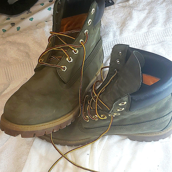 Shoes - Picture 2 of 2